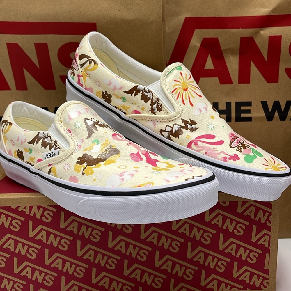 Vans Women’s Classic Slip-On Get Outdoors Classic White 
VN000BVZFRL
Sneakers - Picture 4 of 16